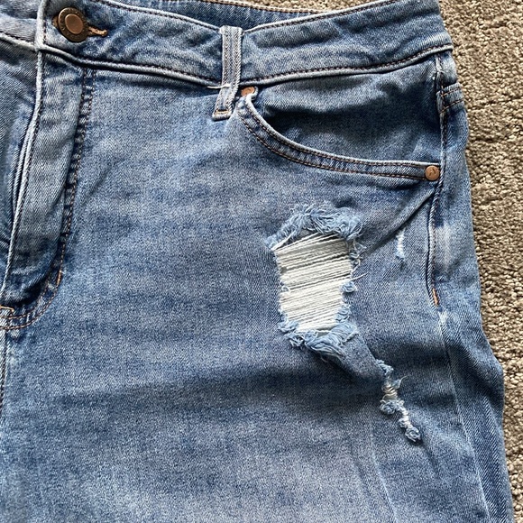 Simply Vera Vera Wang Destroyed Cuffed Denim Short - Picture 5 of 9